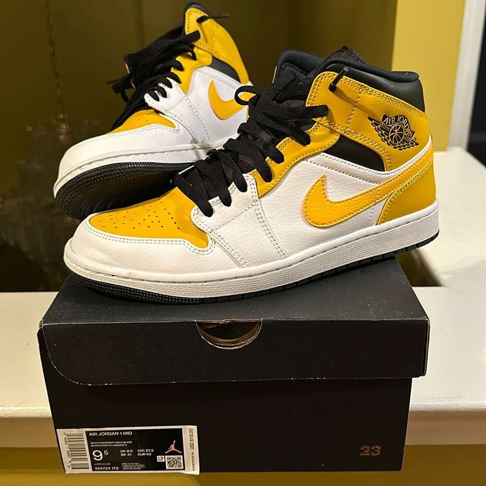 Jordan 1 Mid
University Gold